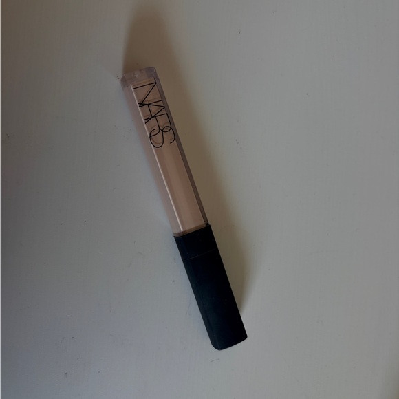 Radiant Creamy Concealer - Picture 3 of 4